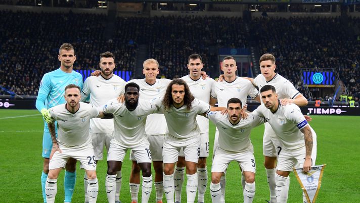 MILAN, ITALY - NOVEMBER 09: SS Lazio team line up prior the Serie A match between FC Internazionale and SS Lazio at Giuseppe Meazza Stadium on November 09, 2025 in Milan, Italy. (Photo by Marco Rosi - SS Lazio/Getty Images) Lazio-Lecce, cambia il nome sulle maglie dei biancocelesti: il motivo - immagine 1