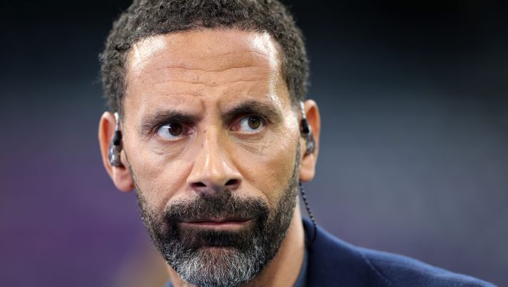 MADRID, SPAIN - MAY 08: Rio Ferdinand looks on prior to the UEFA Champions League semi-final second leg match between Real Madrid and FC Bayern München at Estadio Santiago Bernabeu on May 08, 2024 in Madrid, Spain. (Photo by Clive Brunskill/Getty Images) Mondiali 2026, verso il sorteggio di domani. Ferdinand: “Sarà un onore incredibile” - immagine 1