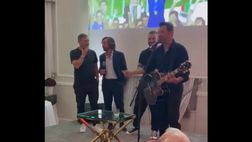 VIDEO / Raduno Italia 2006, Totti canta con De Rossi e Pirlo ‘Ci vorrebbe un amico’