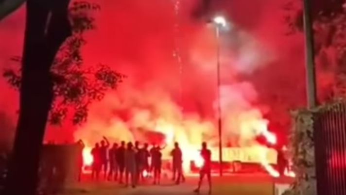 Derby di Milano, festa degli ultras rossoneri con striscioni anti-Inter - immagine 1