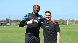 Mertens torna a Napoli, visita alla squadra a Castel Volturno: la carica del belga