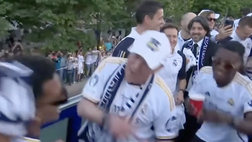 VIDEO / Ancelotti ricrea la foto col sigaro e balla coi suoi giocatori