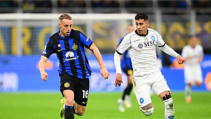MILAN, ITALY - MARCH 17: Davide Frattesi of FC Internazionale competes for the ball with Mathias Olivera of SSC Napoli during the Serie A TIM match between FC Internazionale and SSC Napoli at Stadio Giuseppe Meazza on March 17, 2024 in Milan, Italy. (Photo by Mattia Pistoia - Inter/Inter via Getty Images) Biscione VS ciuccio: l’Inter si carica sui social per il big match col Napoli - immagine 1