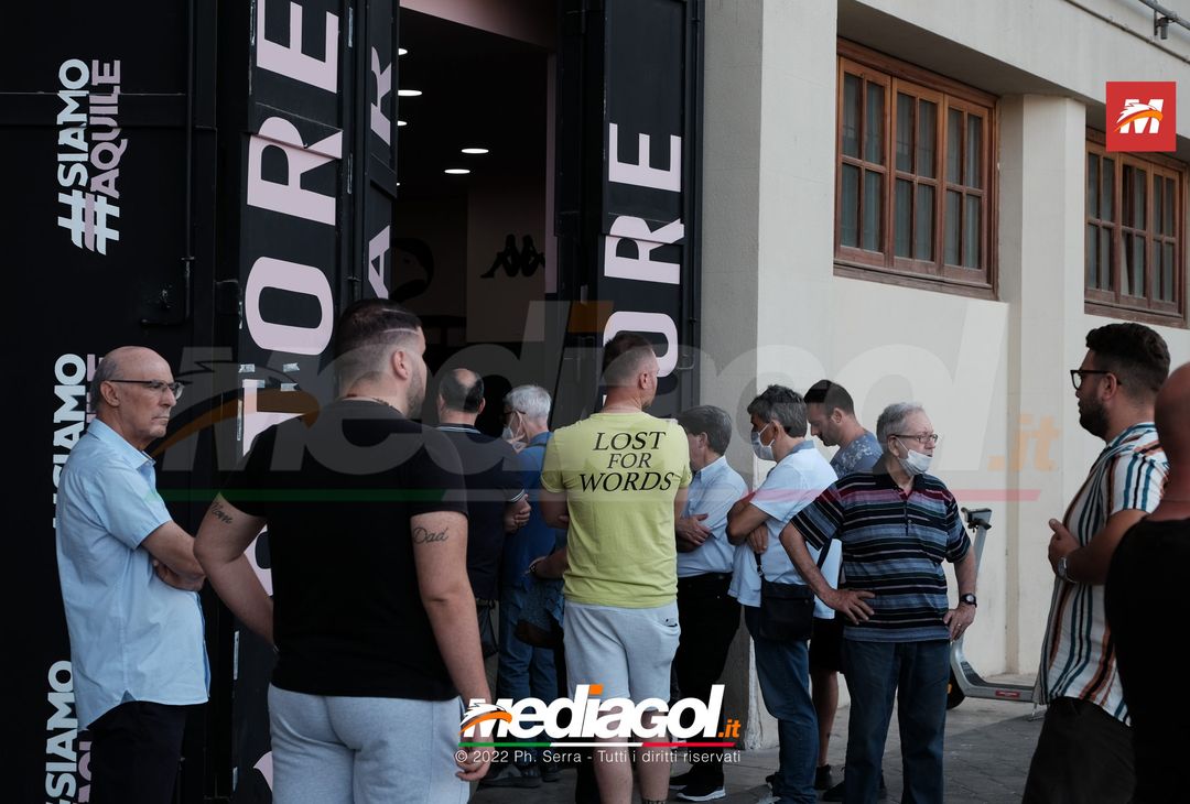 FOTO “Palermo-Vibonese, io c’ero”: tifosi in coda per prenotare maglia celebrativa - immagine 3