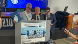 Lazio, Lotito e Massimo Maestrelli con il francobollo dedicato allo Scudetto – VD
