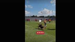 VIDEO / Muller inciampa, i compagni lo prendono in giro: gaffe da ridere