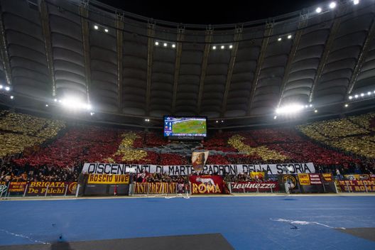 (Photo by Fabio Rossi/AS Roma via Getty Images) Roma, la coreografia interrotta: poco derby in campo, ci pensano le curve…- immagine 2