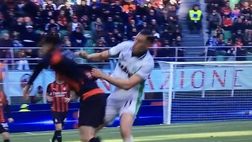 Pulisic colpito e abbattuto da Idzes: l’arbitro sorvola e fa giocare