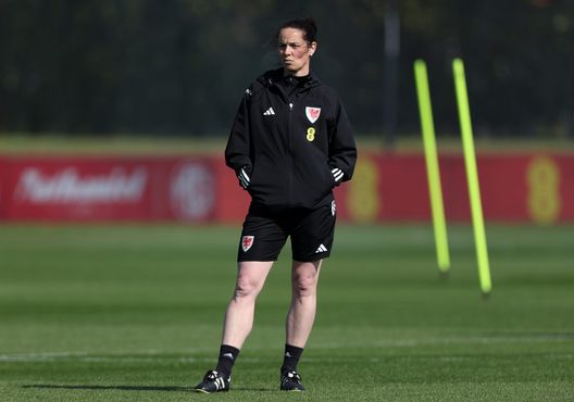 Rhian Wilkinson, allenatrice del Galles, assiste alla sessione di allenamento della nazionale femminile del Galles in vista della partita della terza giornata del Gruppo A4 di UEFA Women's Nations League 2024/25 contro la Danimarca al Vale Resort, il 3 aprile 2025 a Cardiff, Galles. (Foto di Ryan Hiscott/Getty Images) Galles femminile, bus della squadra coinvolto in un incidente: nessun ferito- immagine 2