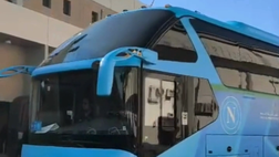 Il bus del Napoli lascia l’Al Riyadh Club dopo la rifinitura con mister Conte VIDEO
