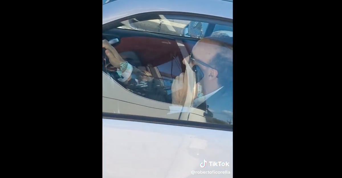 bufera social su benigni l8217attore beccato al volante senza cintura e al telefono