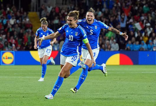 Ginevra, Svizzera - 7 luglio 2025: Cristiana Girelli esulta dopo aver segnato contro il Portogallo. (Foto di Daniela Porcelli/Getty Images) Norvegia-Italia, dove vedere i quarti di finale in tv e streaming live- immagine 3