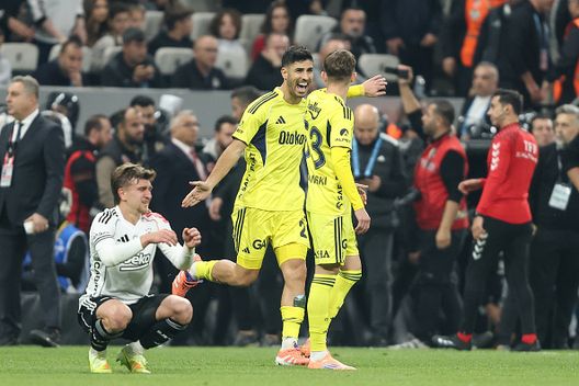ISTANBUL, TURCHIA - 2 NOVEMBRE: Marco Asensio del Fenerbahce celebra la vittoria durante la partita Trendyol Süper Lig tra Beşiktaş JK e Fenerbahçe SK allo stadio Tupras il 2 novembre 2025 a Istanbul, Turchia. (Foto di Ahmad Mora/Getty Images) Fenerbahçe, Marco Asensio ricorda i suoi anni con Luis Enrique: “Nessun rancore verso di lui”- immagine 2
