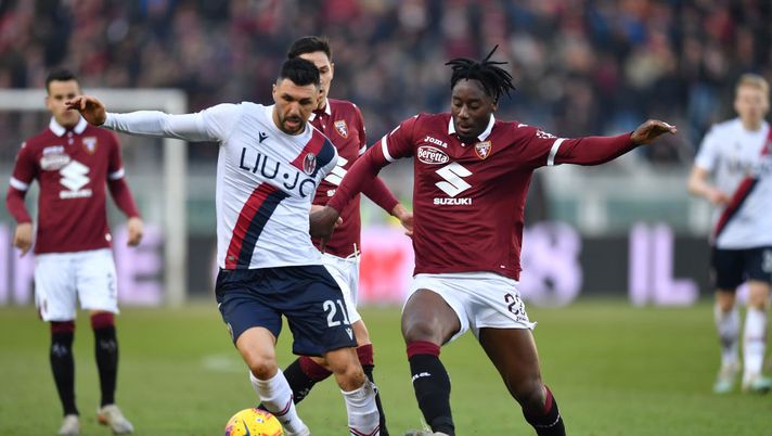 TURIN, ITALY - JANUARY 12: Soualiho Meite (R) of Torino FC competes with Roberto Soriano of Bologna FC during the Serie A match between Torino FC and Bologna FC at Stadio Olimpico di Torino on January 12, 2020 in Turin, Italy. (Photo by Valerio Pennicino/Getty Images) La probabile formazione del Torino: scelte obbligate per Mazzarri - immagine 1