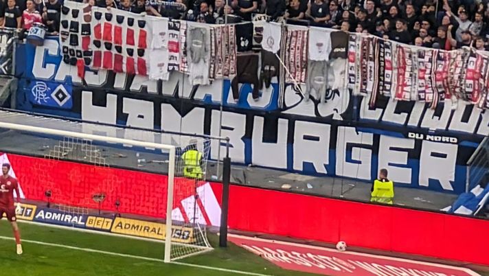 Sciarpe, magliette e cappelli rubati alla curva St. Pauli: al derby la curva Amburgo li espone tutti! - immagine 1
