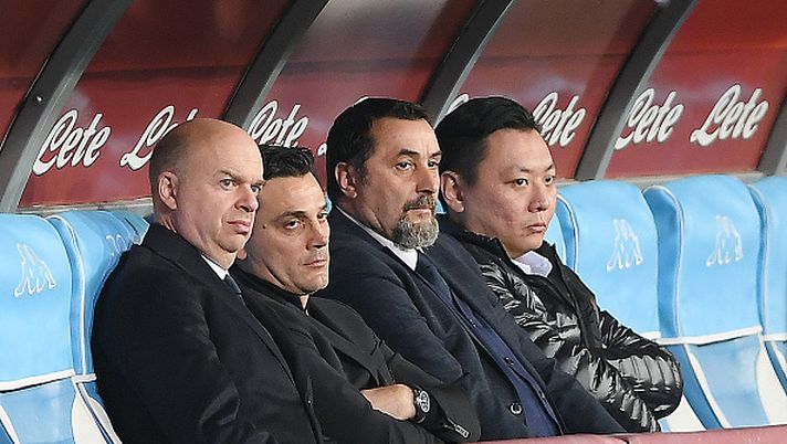 NAPLES, ITALY - NOVEMBER 18:  Marco Fassone the ad of AC Milan, Vincenzo Montella the coach of AC Milan, Massimiliano Mirabelli the chief sport officer of AC Milan and David Han Li the executive director of AC Milan sitting on the bench waiting for the beginning of the Serie A match between SSC Napoli and AC Milan at Stadio San Paolo on November 18, 2017 in Naples, Italy.  (Photo by Francesco Pecoraro/Getty Images)  Riecco Fassone e Mirabelli: li rievoca Sabatini parlando di Giuntoli… - immagine 1