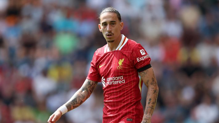PRESTON, ENGLAND - JULY 13: Kostas Tsimikas of Liverpool looks on during the pre-season friendly match between Preston North End and Liverpool at Deepdale on July 13, 2025 in Preston, England. (Photo by Matt McNulty/Getty Images) Tsimikas, dall’Inghilterra: il Liverpool dà il via libera per le visite con la Roma - immagine 1