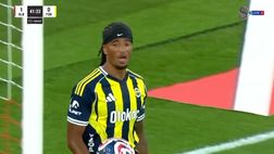 Quando il Karma punisce: Archie Brown si fa autogol e i tifosi del Fenerbahce lo deridono