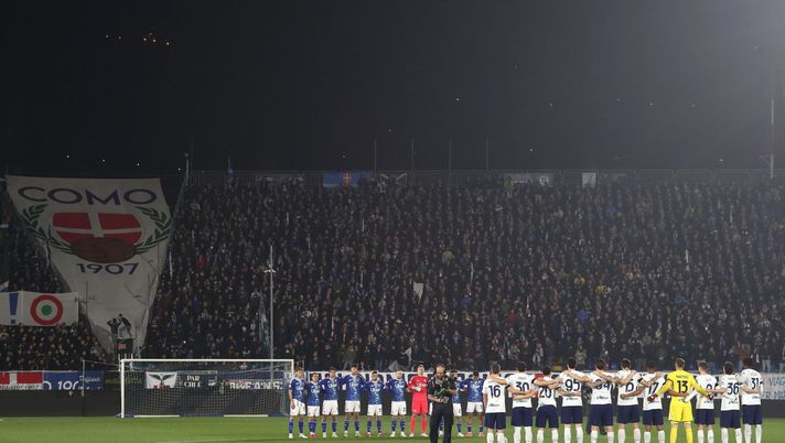 COMO, ITALIA - 03 MARZO: I giocatori del Como 1907 e dell'FC Internazionale Rino Marchesi durante il minuto di silenzio in omaggio durante la partita di Coppa Italia tra Como 1907 e FC Internazionale allo Stadio Giuseppe Sinigaglia il 03 marzo 2026 a Como, Italia. (Foto di Marco Luzzani/Getty Images) Como Inter