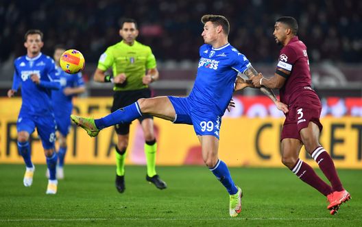 TURIN, ITALY - DECEMBER 02: Andrea Pinamonti of Empoli controls the ball whilst under pressure from Bremer of Torino FC during the Serie A match between Torino FC and Empoli FC at Stadio Olimpico di Torino on December 02, 2021 in Turin, Italy. (Photo by Valerio Pennicino/Getty Images) Cocchi (PianetaEmpoli): “Benassi? Un’altra stagione non positiva”- immagine 3