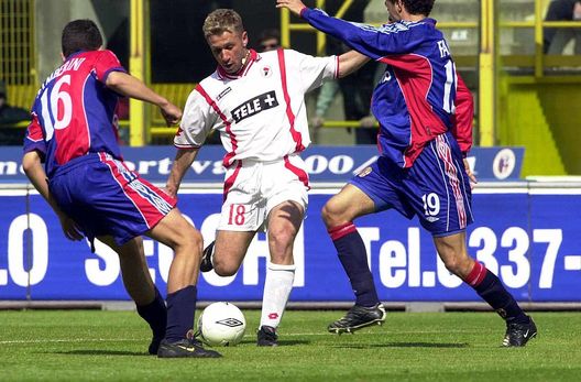 Bologna, Italia - 22 aprile 2001: Antonio Cassano contro il Bologna. Crediti obbligatori: Grazia Neri/ALLSPORT