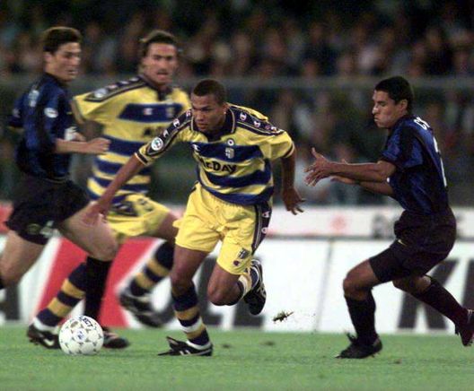 23 May 2000: Marcio Amoroso of Parma gets away from Ivan Cordoba of Inter during the Serie A fourth place play-off match, to determine who takes the final Champions League place next season, between Inter Milan and Parma in Verona, Italy. Mandatory Credit: Grazia Neri/ALLSPORT Parma-Inter, quando la sfida tra i due club è stata decisiva- immagine 3
