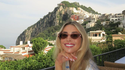 GALLERY Lady McTominay rapita dal fascino di Capri: “Esplorando una bellissima isola”