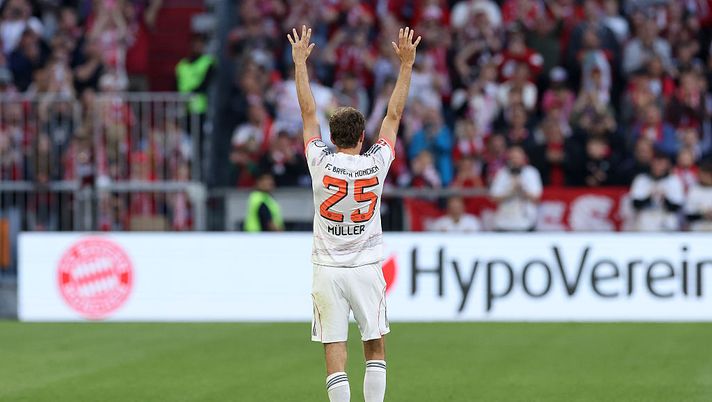 MUNICH, GERMANY - MAY 10: Thomas Mueller of Bayern Munich acknowledges the fans, as he leaves the pitch on his final home game for the team during the Bundesliga match between FC Bayern München and Borussia Mönchengladbach at Allianz Arena on May 10, 2025 in Munich, Germany. (Photo by Alexander Hassenstein/Getty Images) muller