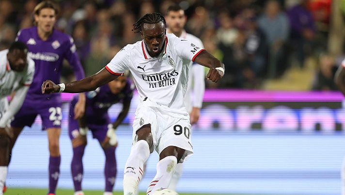 FLORENCE, ITALY - OCTOBER 6: Tammy Abraham of AC Milan takes a penalty and fails to score during the Serie match between Fiorentina and Milan at Stadio Artemio Franchi on October 6, 2024 in Florence, Italy. (Photo by Gabriele Maltinti/Getty Images) Rigori, quanti errori: il Milan ma non solo… - immagine 1