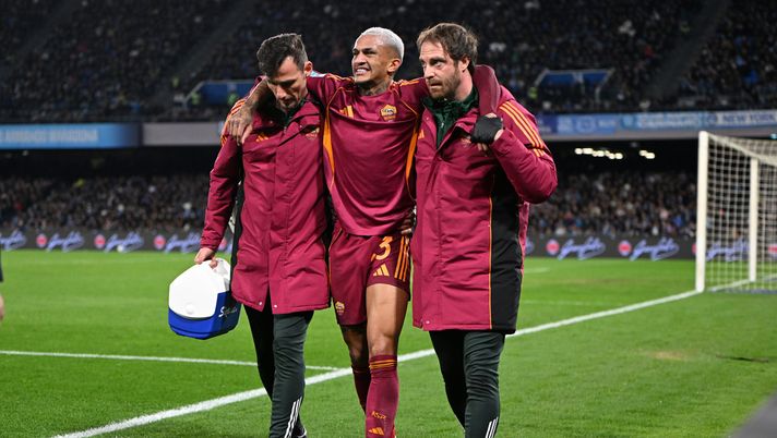 NAPLES, ITALY - FEBRUARY 15: Wesley of AS Roma injured during the Serie A match between SSC Napoli and AS Roma at Stadio Diego Armando Maradona on February 15, 2026 in Naples, Italy. (Photo by Francesco Pecoraro/Getty Images) Roma, buone notizie per Gasperini! Wesley già a disposizione per la Cremonese - immagine 1