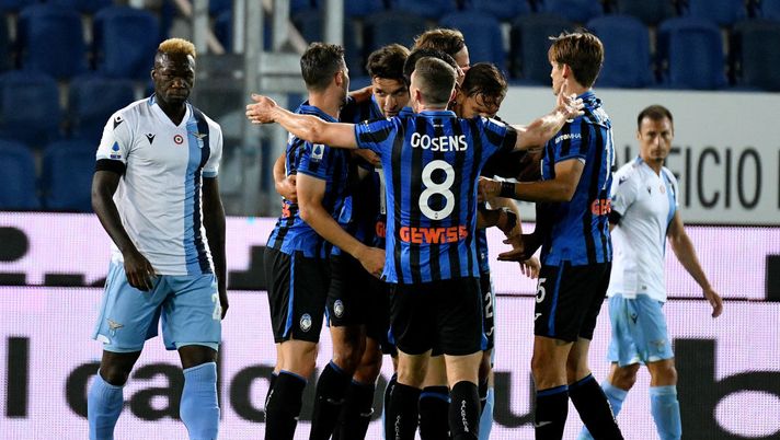 BERGAMO, ITALY - JUNE 24: Marten De Roon of Atalnta BC celebrate a third goal with his team mates during the Serie A match between Atalanta BC and SS Lazio at Gewiss Stadium on June 24, 2020 in Bergamo, Italy. (Photo by Marco Rosi - SS Lazio/Getty Images) Lazio-Atalanta, i tre momenti iconici della sfida - immagine 1