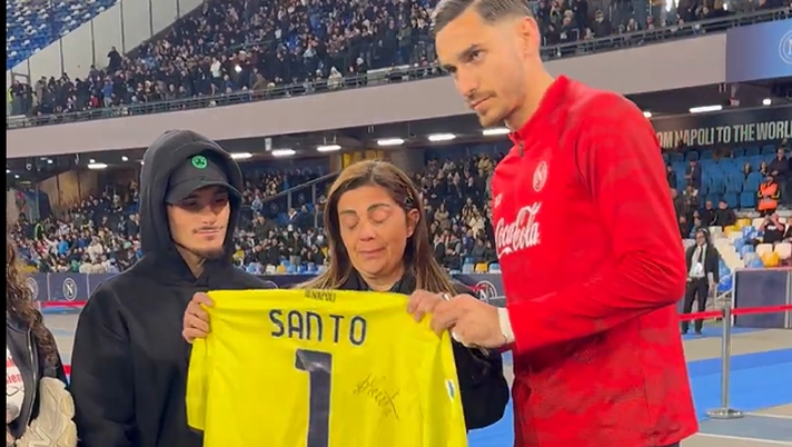 VIDEO Tributo a Santo Romano, Meret dona la propria maglia alla madre - immagine 1