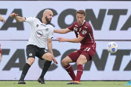 LA SPEZIA, ITALY - MAY 15: Riccardo Saponara of Spezia Calcio battles for the ball with Mergim Vojvoda of Torino FC during the Serie A match between Spezia Calcio and Torino FC at Stadio Alberto Picco on May 15, 2021 in La Spezia, Italy. (Photo by Gabriele Maltinti/Getty Images)