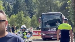 Il pullman dell’Arezzo è arrivato a Dimaro in vista dell’amichevole contro il Napoli