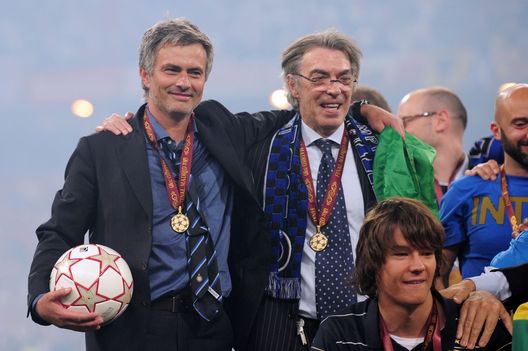 L'allenatore José Mourinho e il presidente dell'Inter Massimo Moratti festeggiano la vittoria della loro squadra al termine della finale di UEFA Champions League allo stadio Santiago Bernabeu il 22 maggio 2010 a Madrid, Spagna. (Foto di Shaun Botterill/Getty Images) Mourinho “geloso” del suo Triplete: “Temevo che l’Inter potesse rivincerlo”- immagine 2