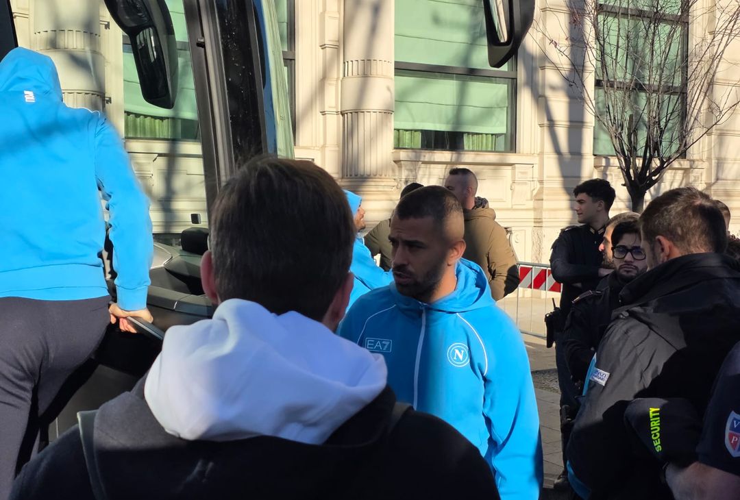 Il Napoli lascia l’albergo per la rifinitura: foto e autografi con i tifosi – LE FOTO - immagine 8