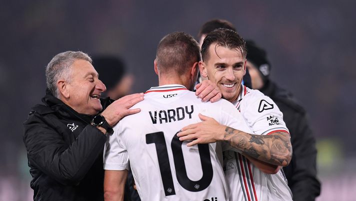 BOLOGNA, ITALY - DECEMBER 01: Jamie Vardy of Cremonese is congratulated by team mate Alessio Zerbin and Coach Giovanni Saffioti during the Serie A match between Bologna FC 1909 and US Cremonese at Renato Dall'Ara Stadium on December 01, 2025 in Bologna, Italy. (Photo by Alessandro Sabattini/Getty Images) Cremonese, Vardy si gode la vittoria: “Tre punti importanti per fare uno step in più” - immagine 1