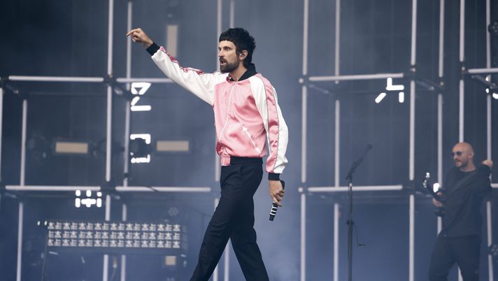 Il cantante dei Kasabian si laurea e festeggia come Ranieri: “Dilly ding, dilly dong” - immagine 1