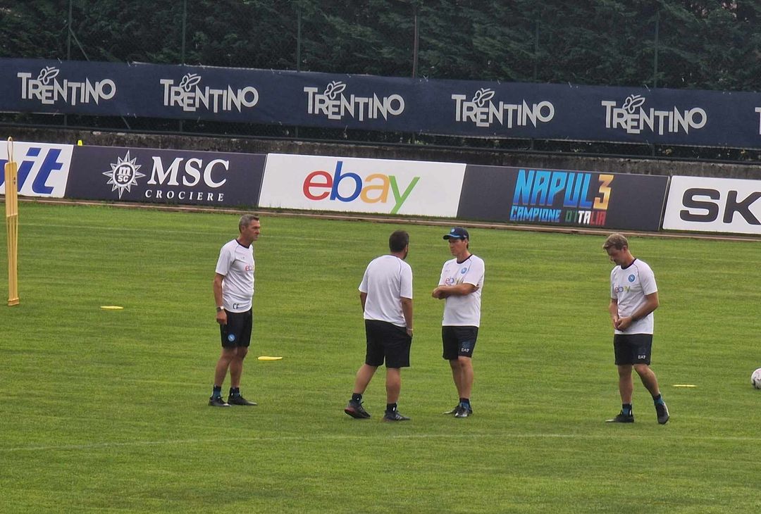 GALLERY Briefing tra Garcia e i suoi collaboratori prima di iniziare l’allenamento- immagine 1