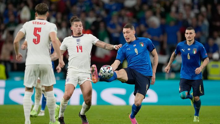LONDON, ENGLAND - JULY 11: Andrea Belotti of Italy stretches for the ball whilst under pressure from Kalvin Phillips of England during the UEFA Euro 2020 Championship Final between Italy and England at Wembley Stadium on July 11, 2021 in London, England. (Photo by Frank Augstein - Pool/Getty Images) Nazionale, Mancini non chiama nessun giocatore del Torino. C’è l’ex Sirigu - immagine 1