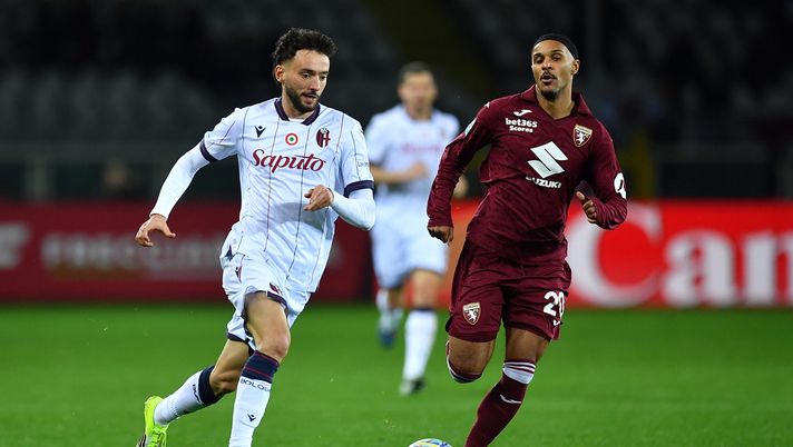 TURIN, ITALY - FEBRUARY 15: Valentino Lazaro of Torino FC competes with Joao Mario of Bologna FC 1909 during the Serie A match between Torino FC and Bologna FC 1909 at Stadio Olimpico di Torino on February 15, 2026 in Turin, Italy. (Photo by Valerio Pennicino/Getty Images) Torino, Baroni cerca soluzioni. Intanto mancano tredici partite - immagine 1