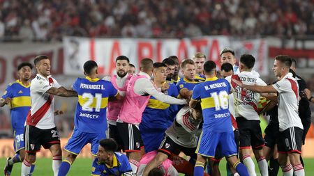 BUENOS AIRES, ARGENTINA - MAY 07: Players of River Plate and players of Boca Juniors scuffle during a Liga Profesional 2023 match between River Plate and Boca Juniors at Estadio Mas Monumental Antonio Vespucio Liberti on May 7, 2023 in Buenos Aires, Argentina. (Photo by Daniel Jayo/Getty Images)