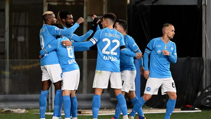 NAPLES, ITALY - DECEMBER 16: Victor Osimhen of SSC Napoli (L) celebrates with teammates after scoring their team's first goal during the Serie A TIM match between SSC Napoli and Cagliari Calcio at Stadio Diego Armando Maradona on December 16, 2023 in Naples, Italy. (Photo by Francesco Pecoraro/Getty Images) Torino-Napoli, dove vedere la partita: orario, canale tv e streaming - immagine 1