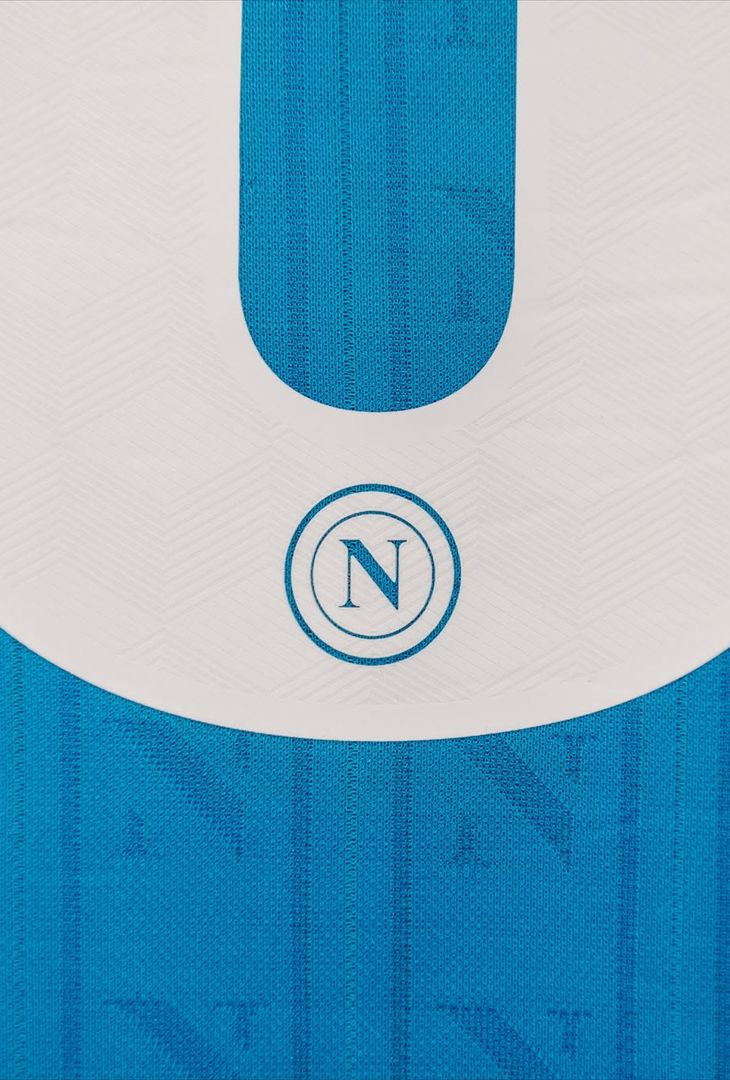 Sale l'attesa per il fischio d'inizio (fissato per le 21:00 odierne) di Napoli-Eintracht Francoforte, gara valevole per la 4ª giornata della League Phase dell'annuale edizione di Champions. Per l'occasione, la squadra di Antonio Conte, come dimostra il seguente post pubblicato dalla società partenopea sul proprio account Instagram, scenderà in campo con indosso la maglia azzurra.