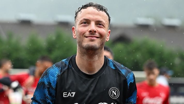 DIMARO, ITALY - JULY 12: SSC Napoli Player Amir Rrahmani at the end of morning training session at Dimaro Sport Center, on July 12 2024 in Dimaro, Italy. (Photo by SSC NAPOLI/SSC NAPOLI via Getty Images) Rrahmani: “Ecco i più forti mai sfidati, preso un giocatore forte, Di Lorenzo e Conte…” - immagine 1