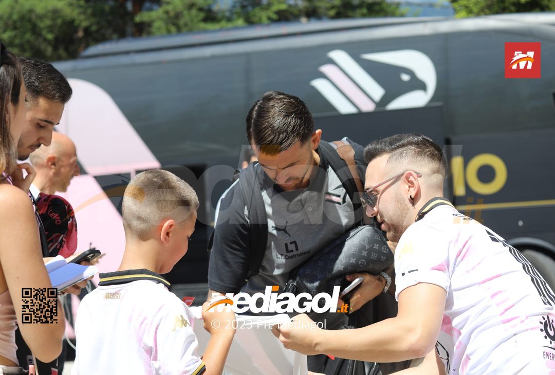FOTO Palermo, tifosi rosanero accolgono la squadra di Corini in ritiro (GALLERY) - immagine 9