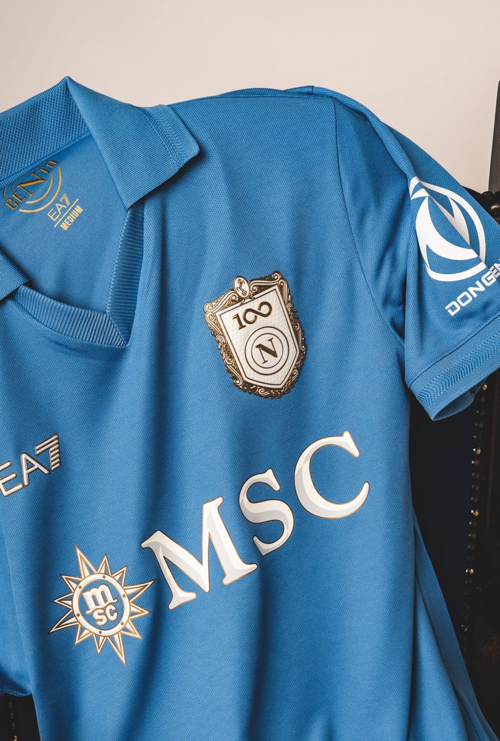 Il Napoli presenta la nuova maglia: svelata la divisa del Centenario!