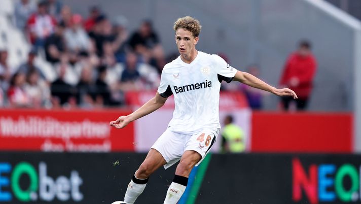 ESSEN, GERMANY - JULY 26: Andrea Natali of Leverkusen runs with the ball during the pre-season friendly match between Rot-Weiss Essen and Bayer 04 Leverkusen at Stadion an der Hafenstrasse on July 26, 2024 in Essen, Germany. (Photo by Christof Koepsel/Getty Images) Natali-Napoli, il Bayer Leverkusen fa il prezzo! Potrebbe partire subito in prestito – SI - immagine 1