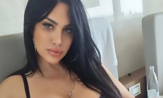 Marika Fruscio fa girare la testa ai suoi ammiratori: il decolleté è da paura- immagine 2