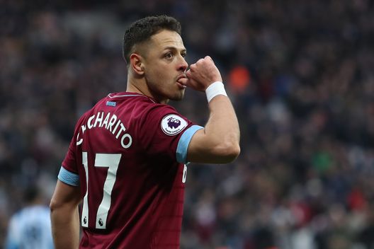 Hernandez con la maglia del West Ham. (Foto di Christopher Lee/Getty Images) Chicharito Hernandez, multato per le frasi sessiste: la Presidente messicana risponde- immagine 2
